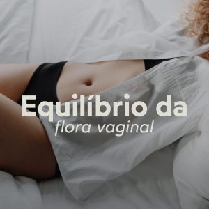 Foto de uma mulher deitada em uma cama branca. Ela usa uma camisa branca aberta, uma calcinha e top pretos. Em branco, escrito no centro, lê-se “equilíbrio da flora vaginal”.