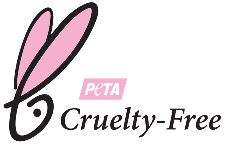 O logo do PETA Approved é feito em preto e rosa claro. No canto esquerdo, há o desenho em preto de um coelho estilizado e suas orelhas são preenchidas em rosa. Ao lado do coelho, está o logo da PETA em rosa e escrito embaixo dele, lê-se cruelty free.