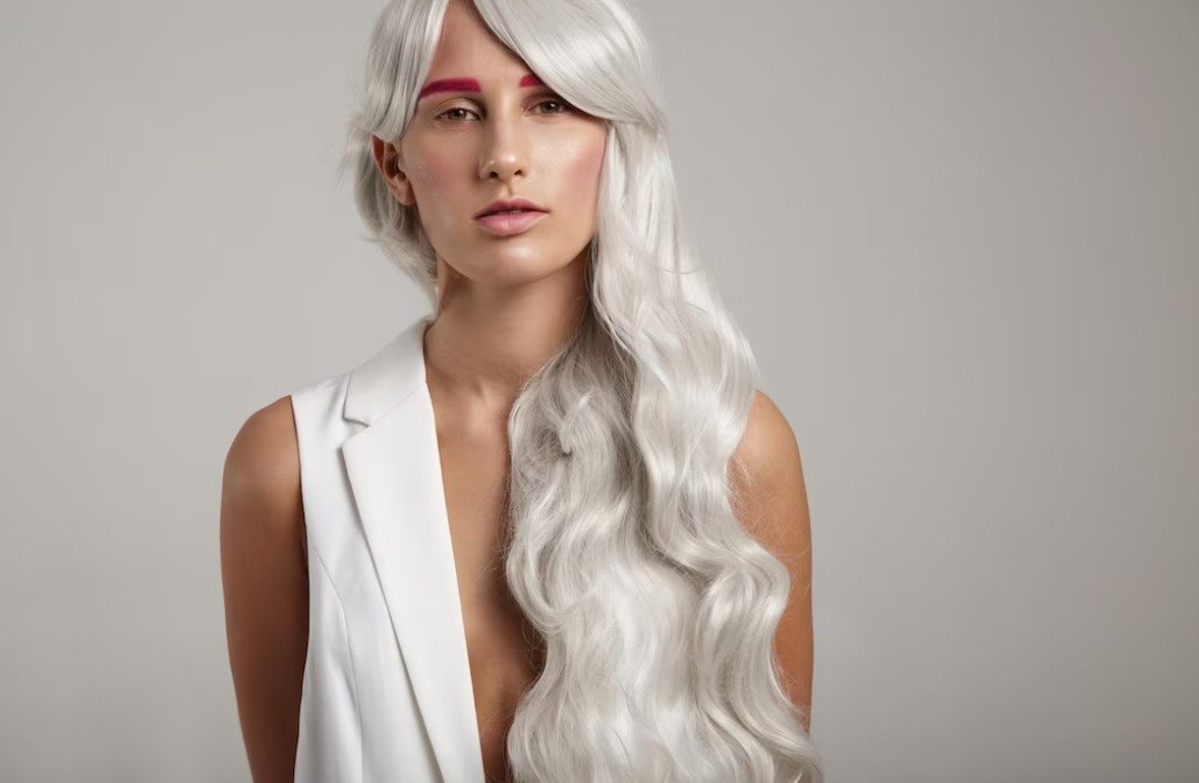 Mulher com cabelo platinado 