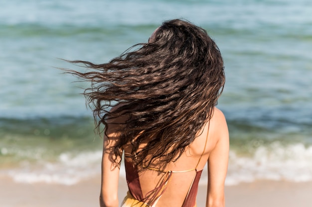 Cuidados com o cabelo na praia. | Foto: Freepik.