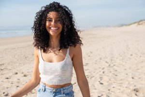 cabelo cacheado na praia como cuidar de cabelo cacheado na praia mulher cacheada verao