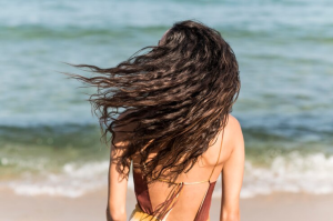 Cuidados com o cabelo na praia.