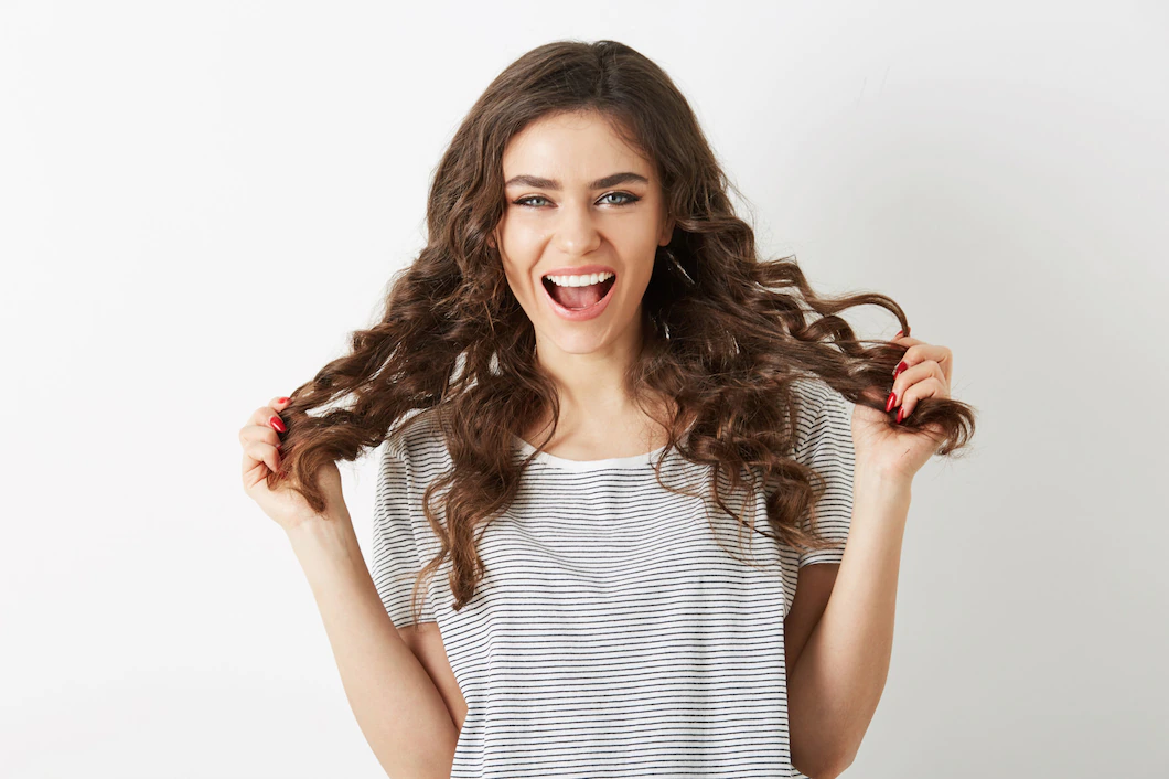 Mulher com cabelo ondulado