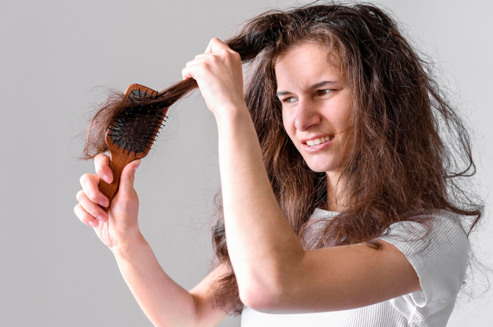 mulher-desembaraçando-cabelo-com-raiz-oleosa-e-pontas-secas