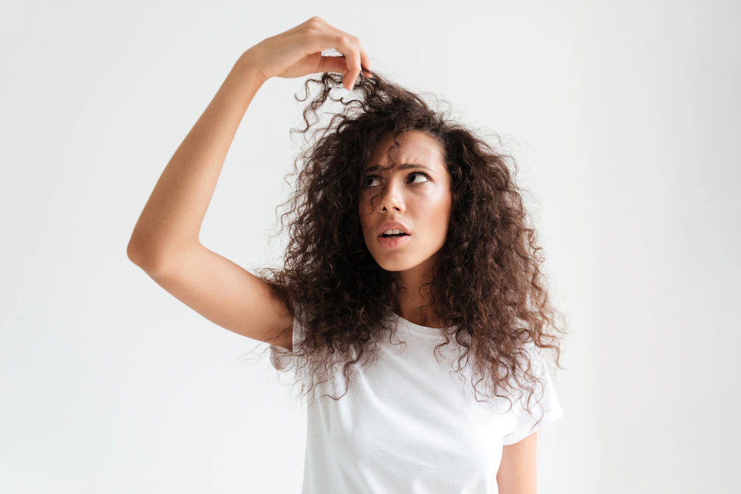 Menina com queda de cabelo