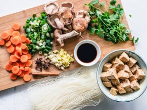 foto de tofu grelhado com vegetais