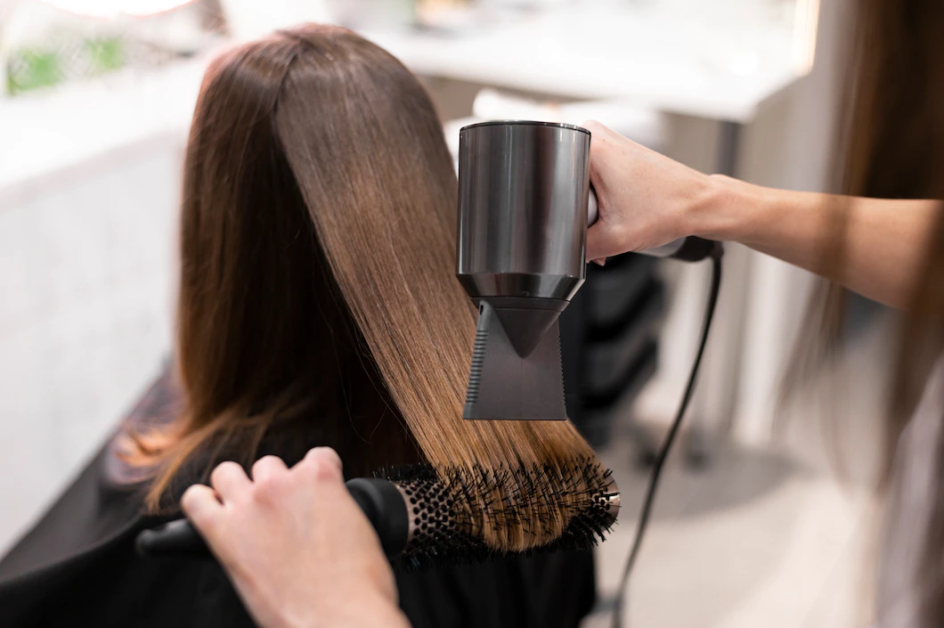 Mulher secando o cabelo