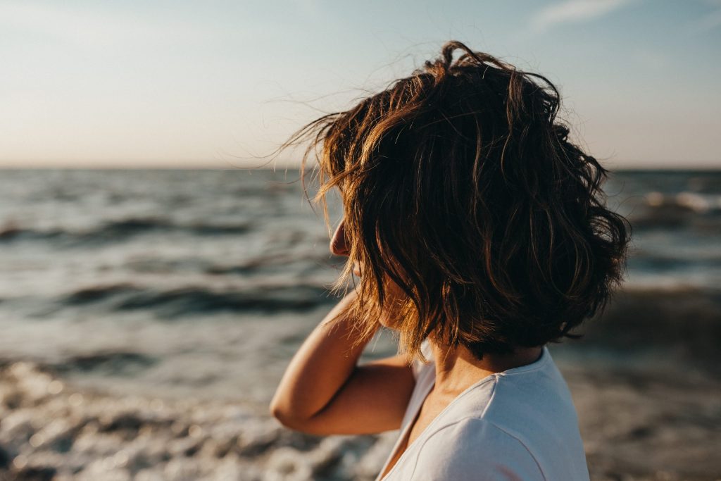 Saiba como cuidar do cabelo na praia.