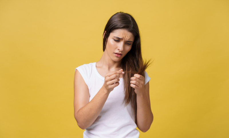 Veja como identificar a queda de cabelo a tempo. | Foto: Freepik.